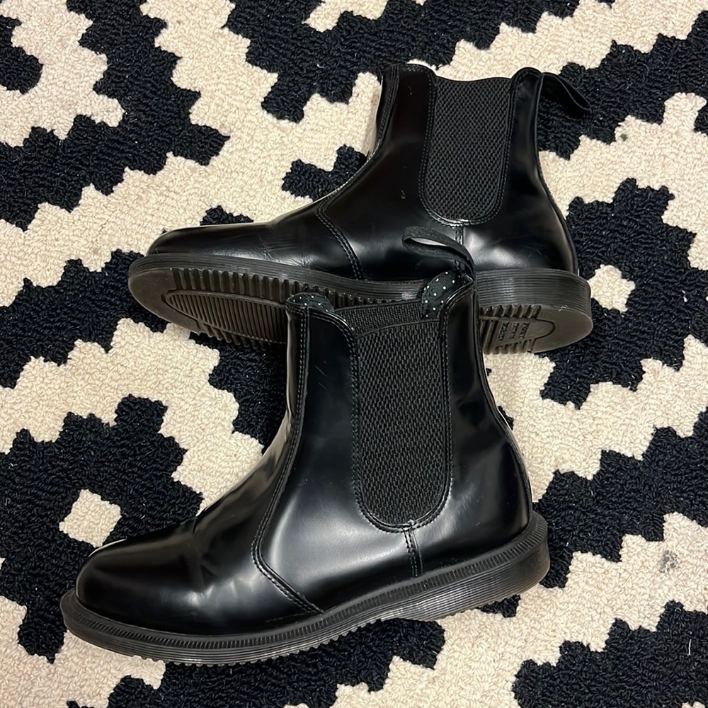 Dr. Martens women’s flora leather Chelsea boot. Black. EU 38. US 7